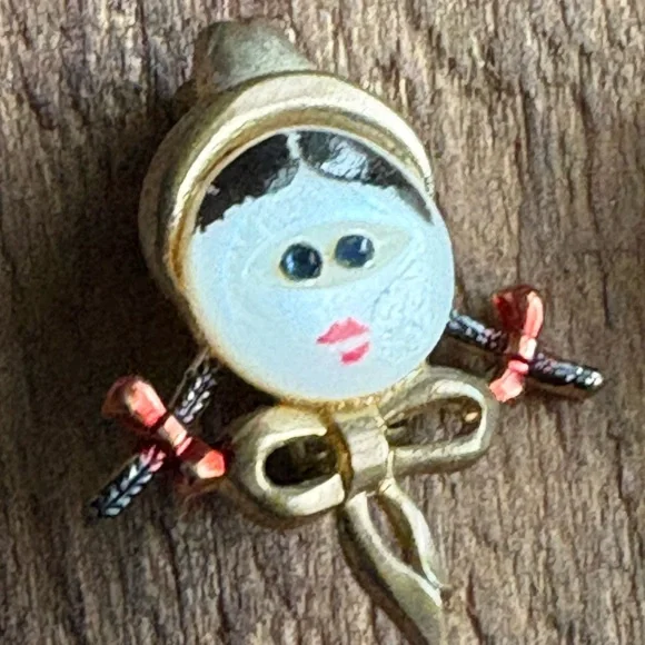 Uncas 1949 Figural Face Boy with feather Girl with Pigtails Brooches - Picture 4 of 6